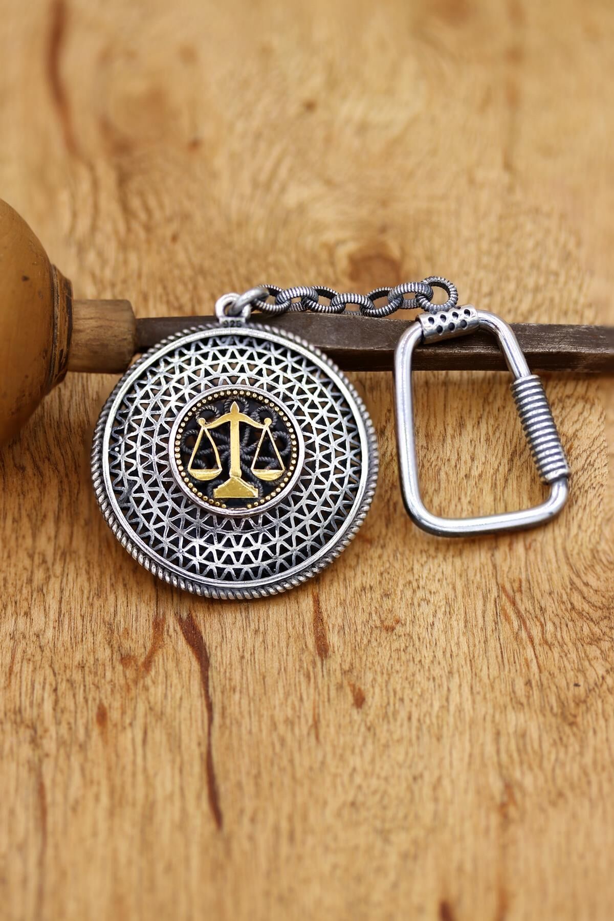 Telkari İşlemeli Adalet Terazisi Gümüş Anahtarlık 074