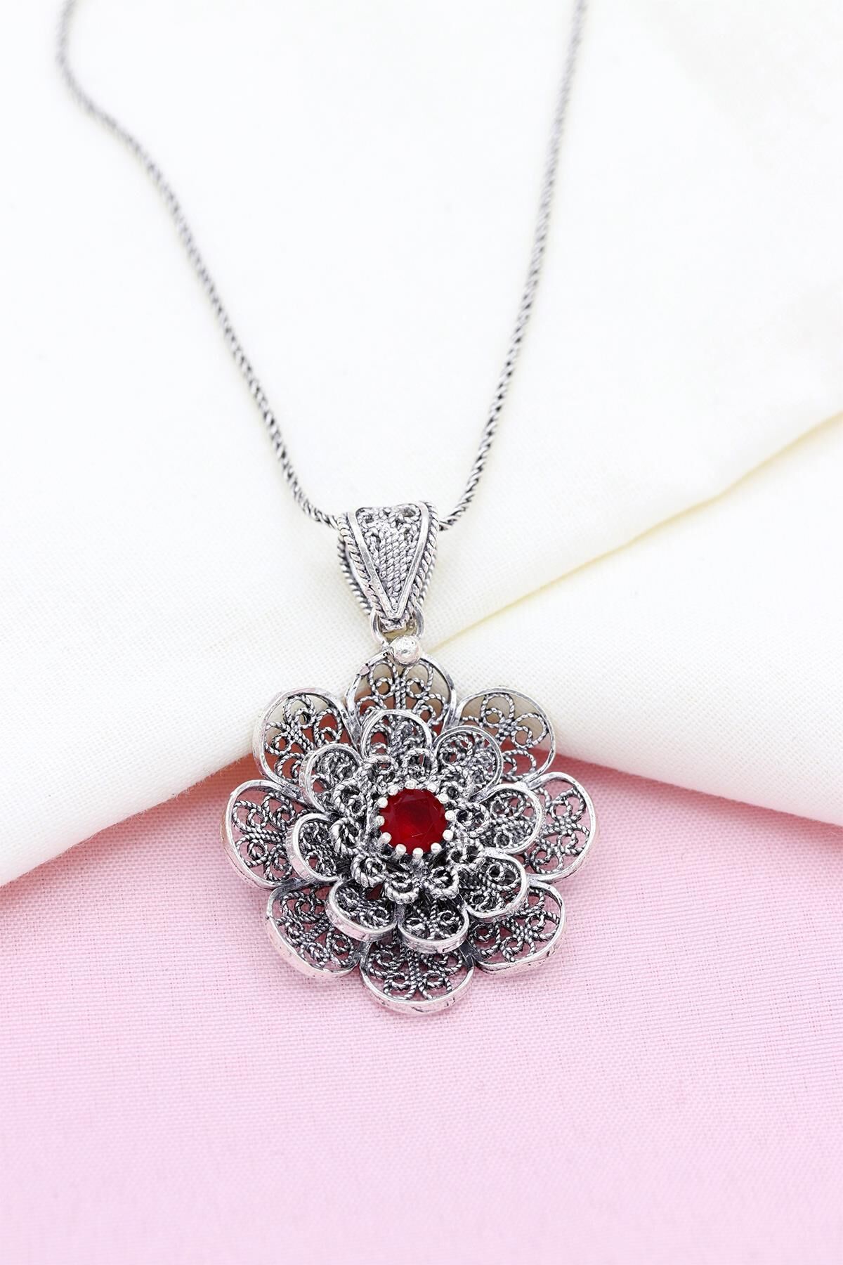 Kök Yakut Taşlı Papatya Modeli Telkari İşlemeli Gümüş Kolye 546