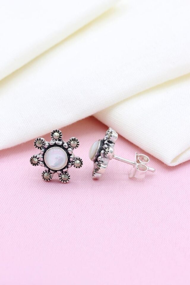 Papatya Modeli Sedef Taşlı Markazit Gümüş Küpe 148